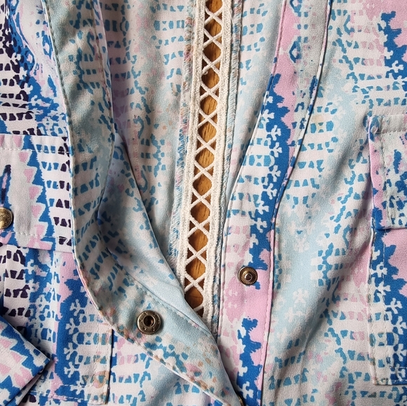 bebe~Peek-A-Boo Abstract Flowy Blouse With Cut-Outs - Picture 8 of 10